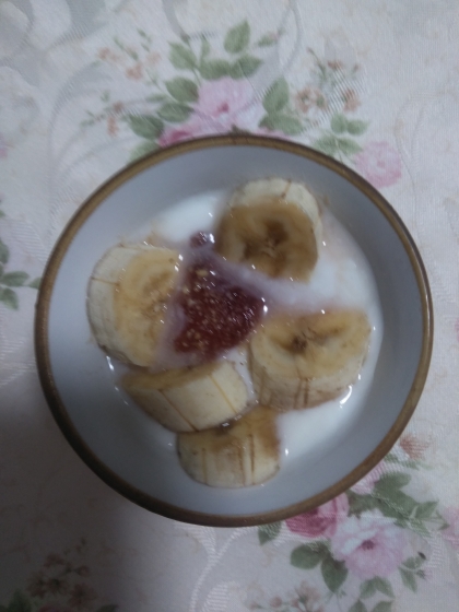 食後にいただきました♪
苺ジャムで美味しい
ヨーグルト
ごちそうさまでした(@_@)