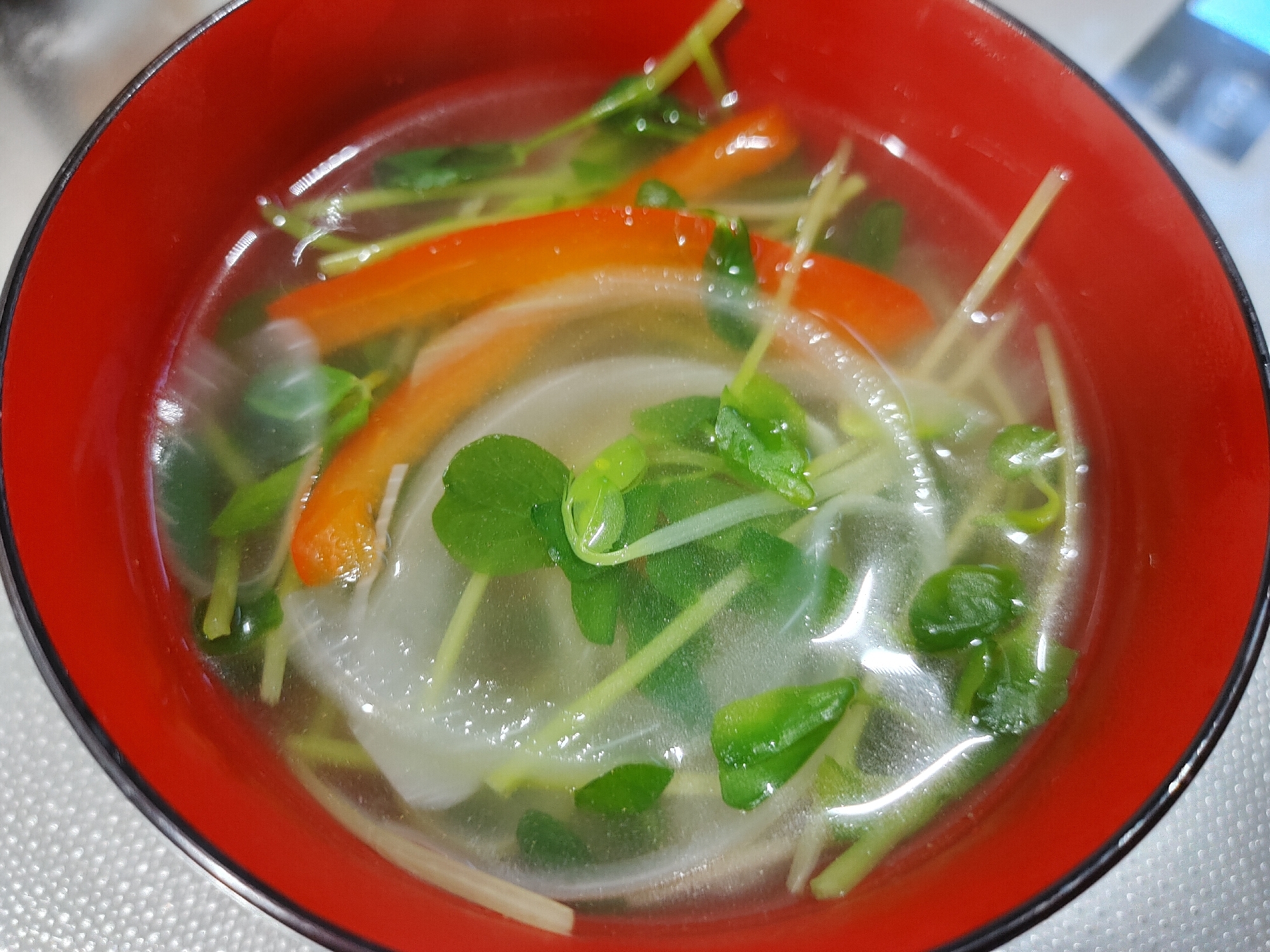 玉ねぎとパプリカ,豆苗の中華風スープ
