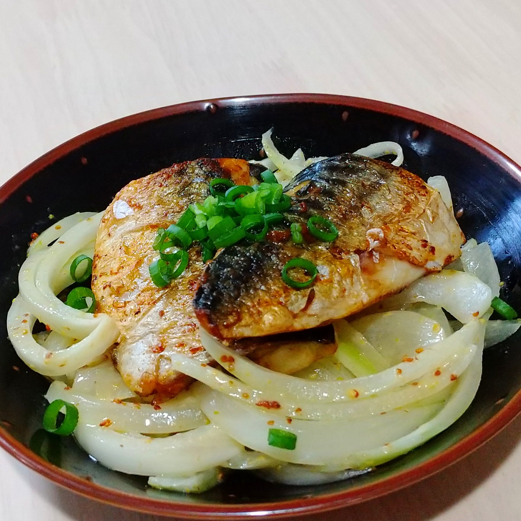 焼き塩鯖 ～ 玉ねぎの粒マスタードマリネ添え ～