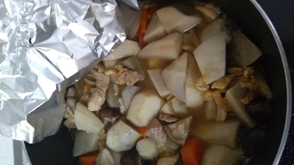 油揚げと椎茸もINで(^_^)
夜食べるために、今作り終えたところです。
しみしみ〜の里芋を食べるのが楽しみ♡