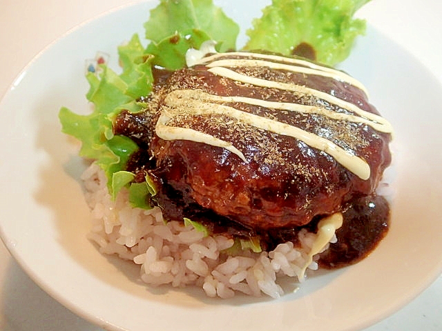 デミグラスハンバーグとレタスの雑穀丼