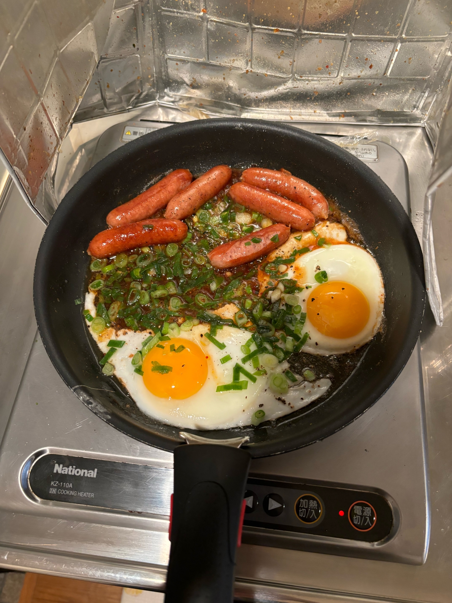 目玉焼きとウインナーの焼肉のタレ煮込み