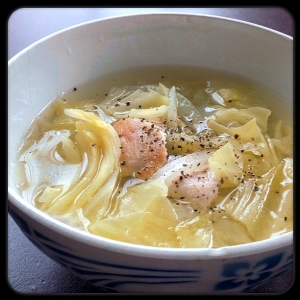 塩だけで旨味たっぷり。春キャベツと鶏肉のスープ