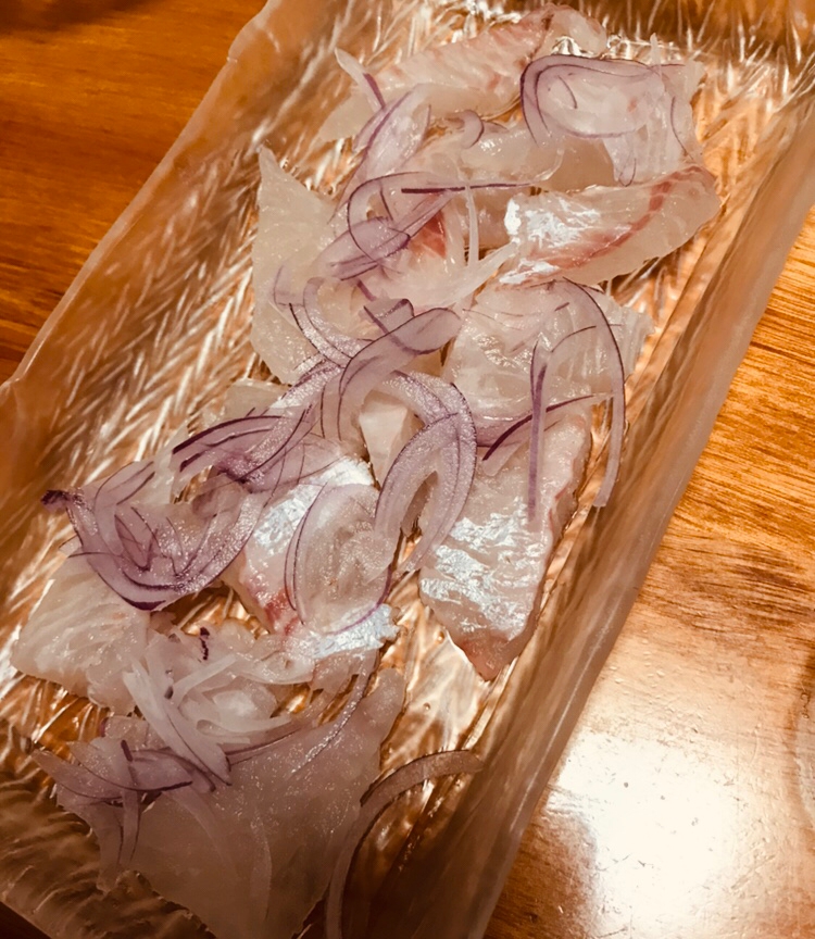 鯛と赤たまねぎのカルパッチョ