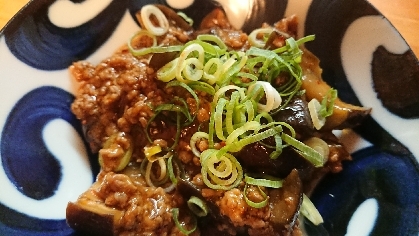 長ネギが無かったので、最後に青ネギを散らしました(^^;
ひき肉たっぷりで、家族もご飯をモリモリ食べたし、美味しかったです
!!
ごちそうさまでした♥️