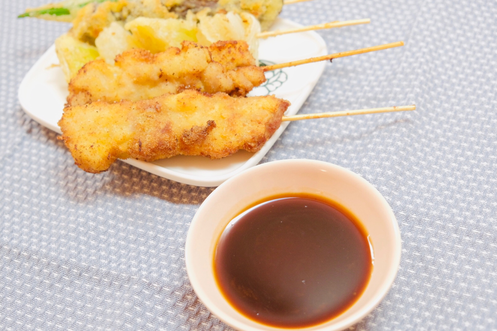 皿に盛りつけられた串カツと器に入った串カツソース