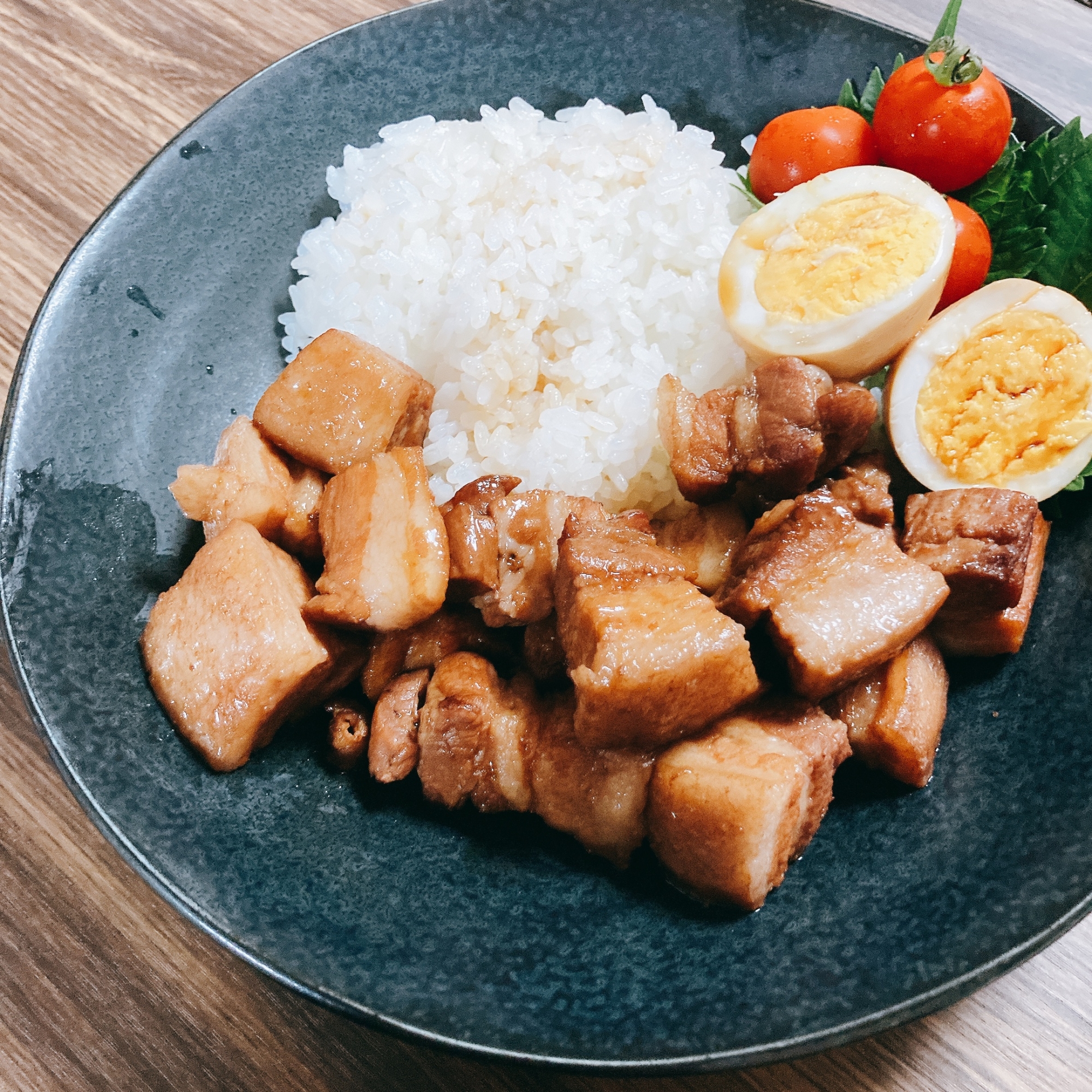 豚バラ肉で柔らか肉厚のルーロー飯