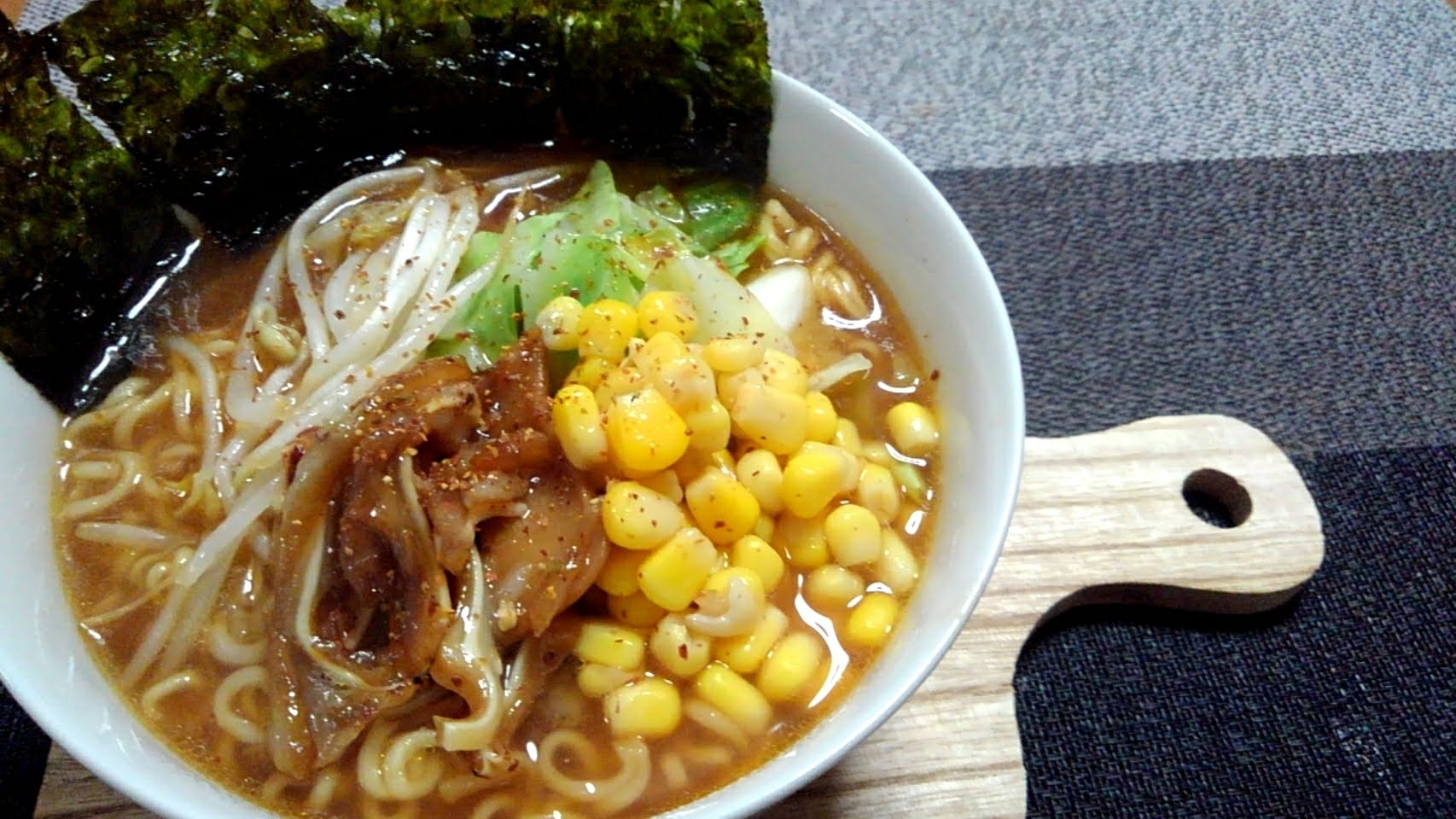 ミミガーコーンとざくざく野菜の味噌ラーメン☆