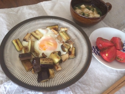 一人ランチに最適ですね。
美味しい茄子を買ったので、シンプルに調理したくて、参考にさせて頂きました。
有難うございました。