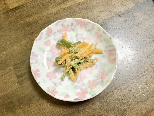 お弁当レシピ　にんじんとピーマンの胡麻和え