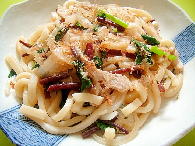 つるむらさきと豚肉玉ねぎのさっぱり焼きうどん