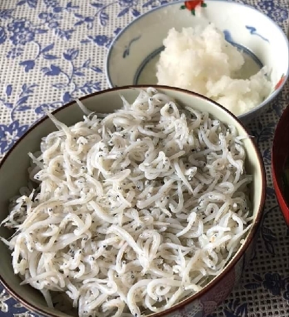 香ばしさが食欲そそる釜揚げしらすごはん（UC対応）