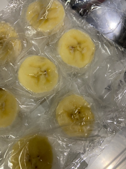 とても簡単に保存することができました。
冷凍したバナナをレンジでチンしてスプーンでつぶすだけなので、すぐ食べさせることができます。
