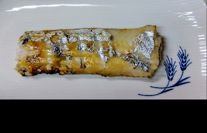 釣りバカ夫が最近太刀魚釣りにハマり
お刺身のほか、塩焼きが美味しいと聞きずっと塩を振って焼いていたのですが、塩麹が最高ですね
レンジメイトで焼いてみました