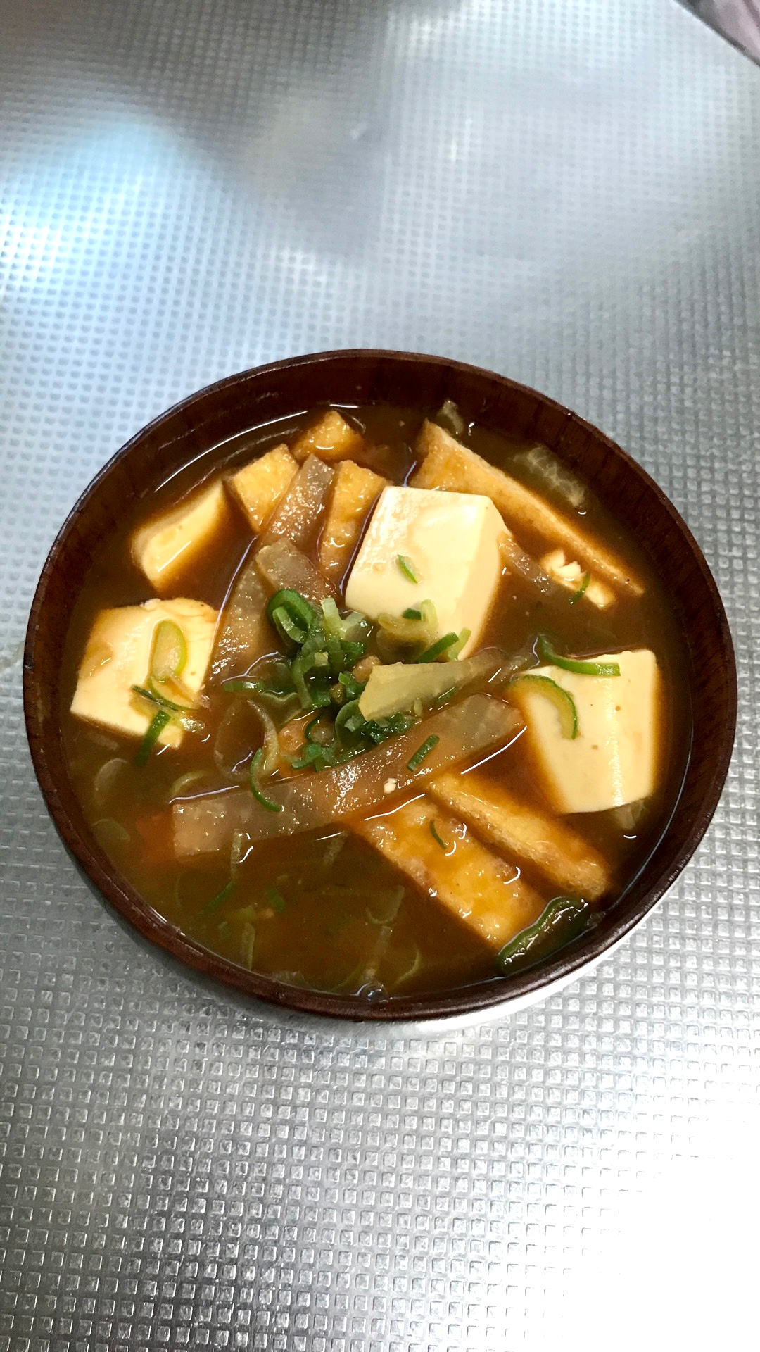 豆腐と油揚げと大根の味噌汁