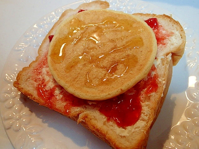 苺ジャムと大豆粉パンケーキのメープル香る食パン♬