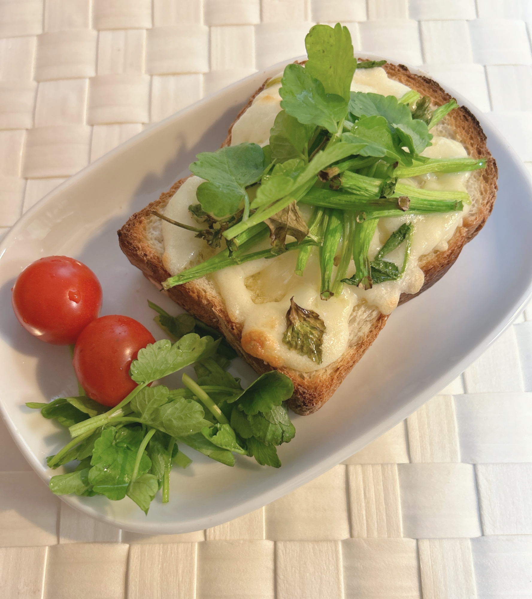 米粉入りパンにせりと国産チーズ