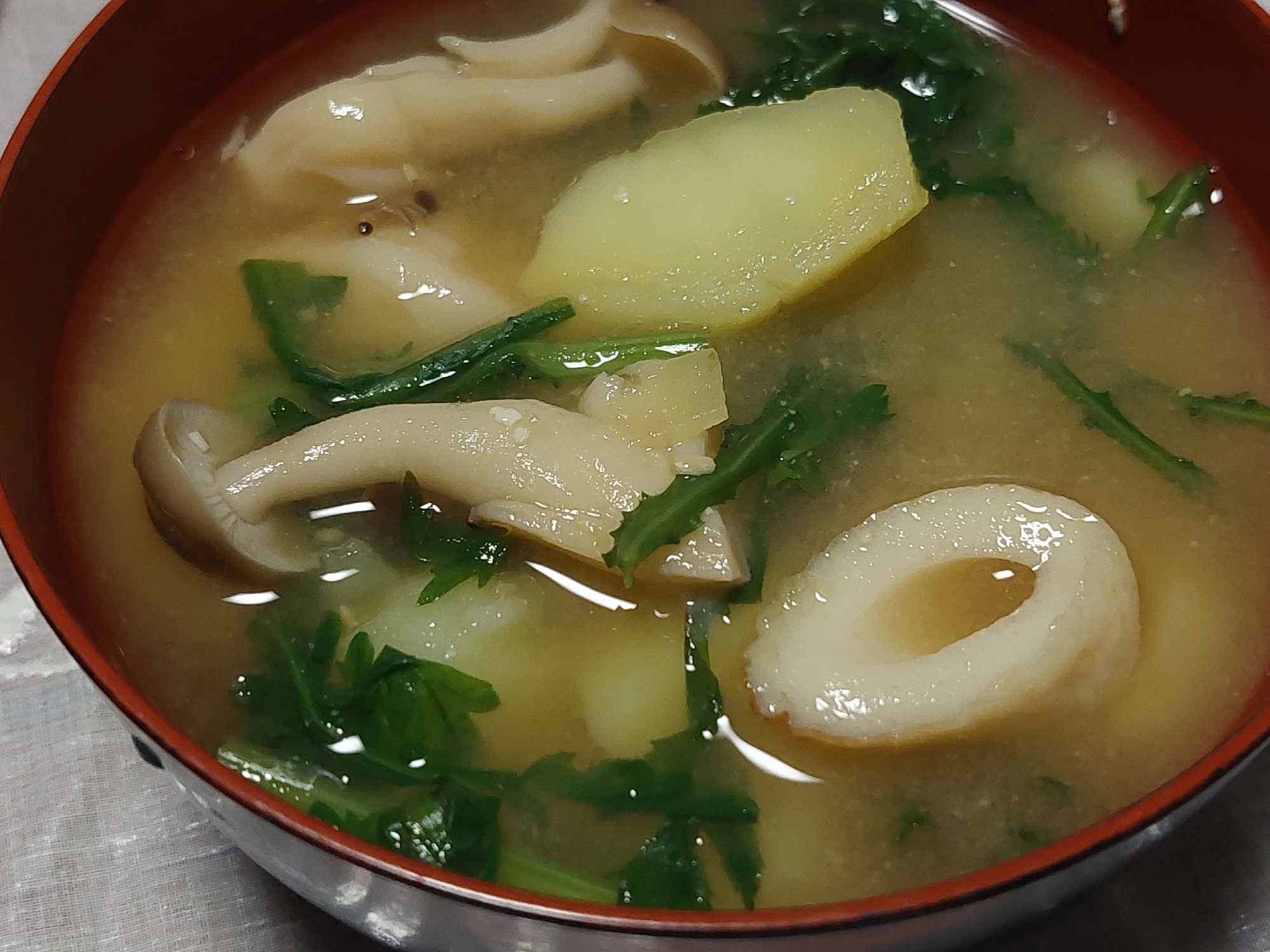 ちくわとじゃがいもと春菊などのお味噌汁