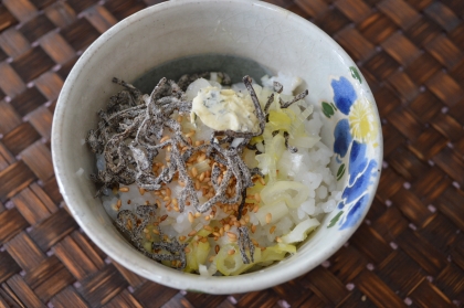 こんにちわ♪北海道ではご飯にバターを乗せて食べる事が多いのですね☆
私は塩ラーメンにバターを乗せます♪
簡単で美味しかったです☆ごちそう様でした (*´∀`*)