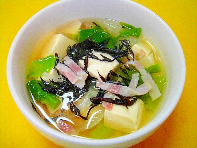 豆腐とつるむらさきベーコンひじきのコンソメスープ