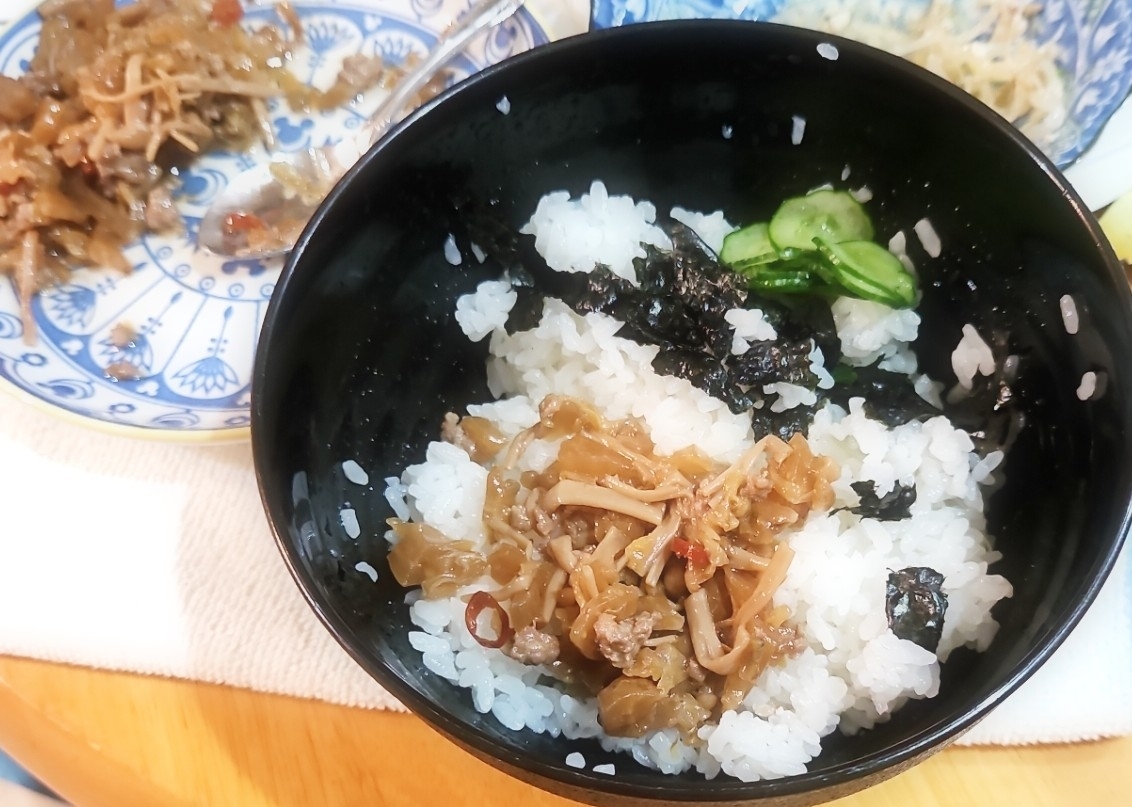 ｷｬﾍﾞﾂとえのきだけのひき肉おかず丼