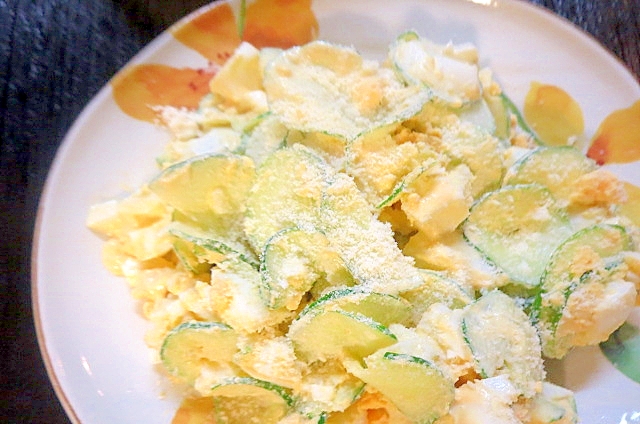 チーズ風味の胡瓜の卵サラダ