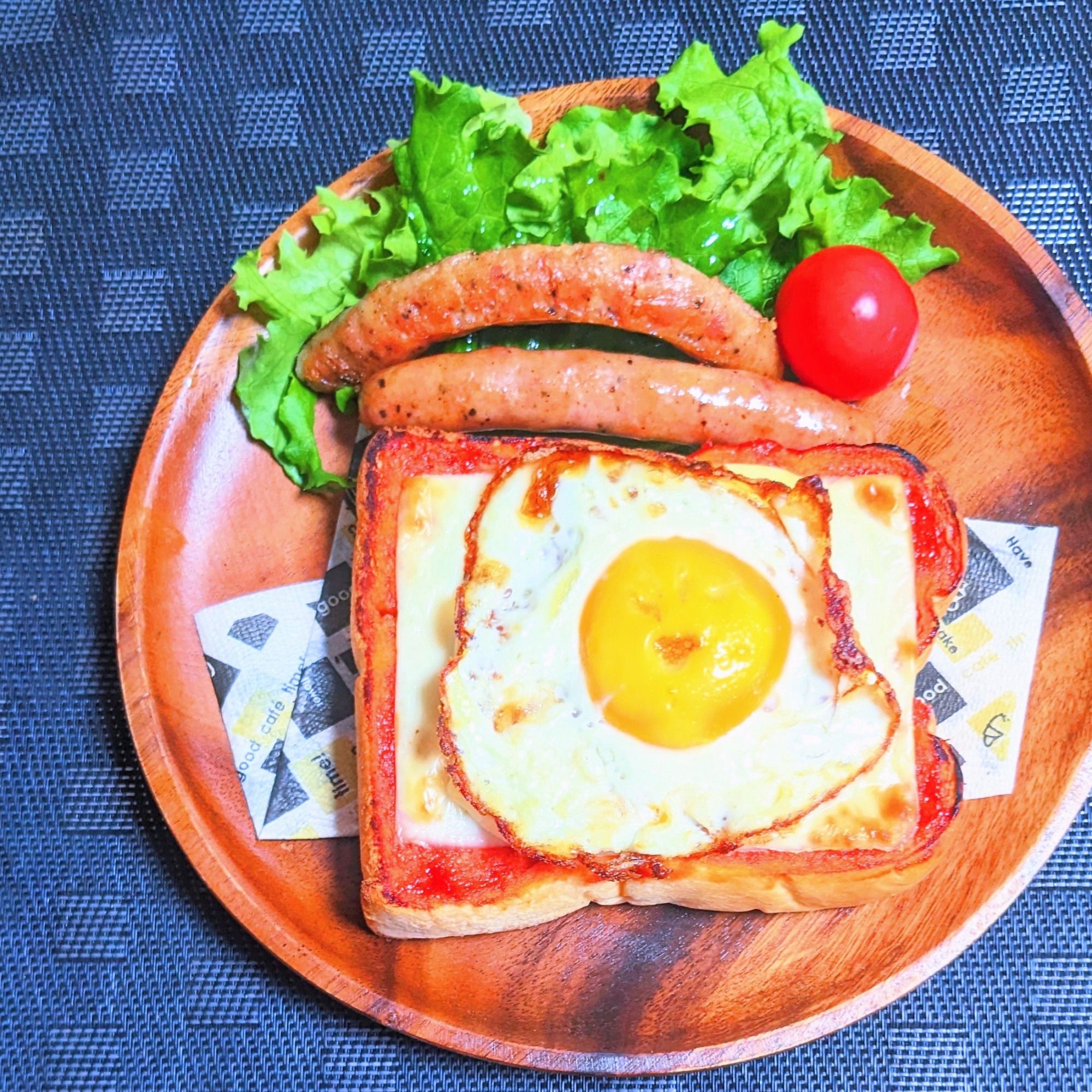 目玉焼きのチーズトースト