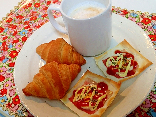 ベーコン卵のワンタン焼きとクロワッサンのワンプレ♬