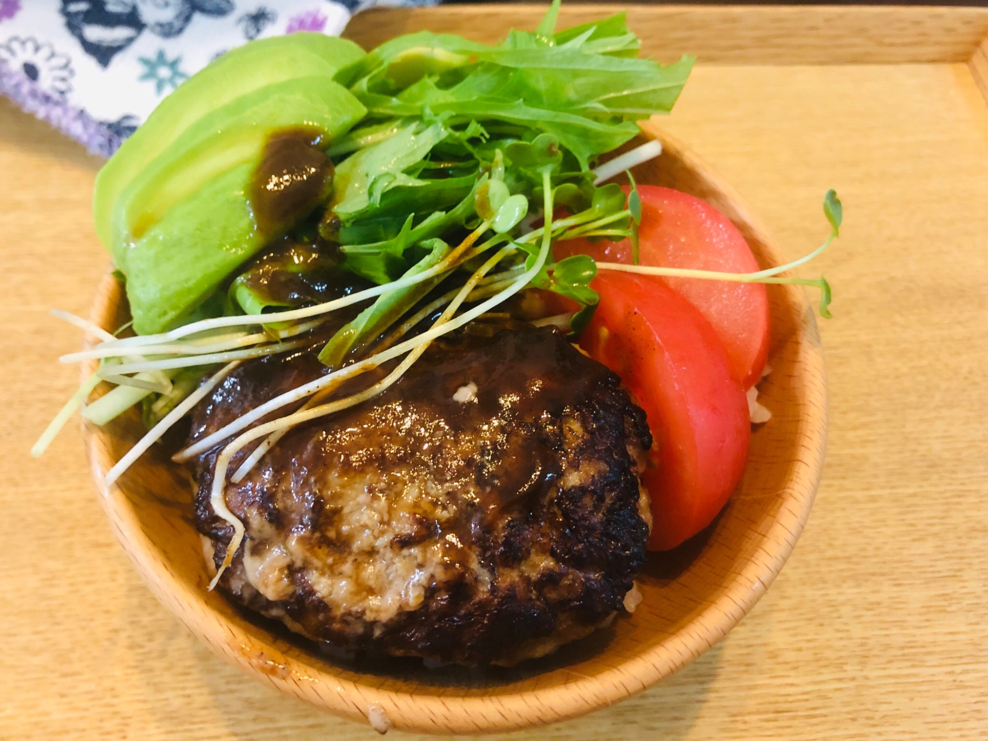 アボカドとハンバーグでロコモコ丼