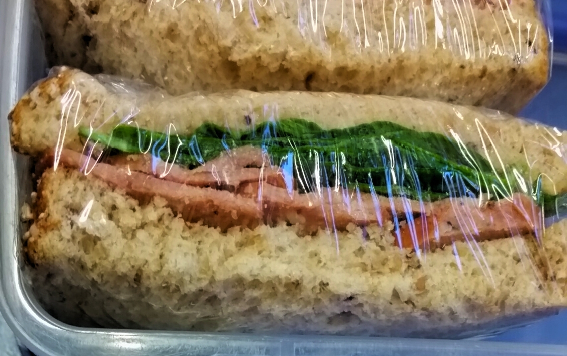 ソフトサラミとほうれん草のサンドイッチ
