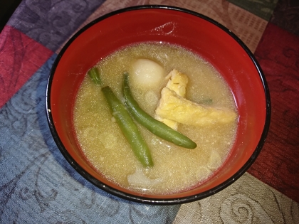 里芋・インゲン・油揚げの味噌汁