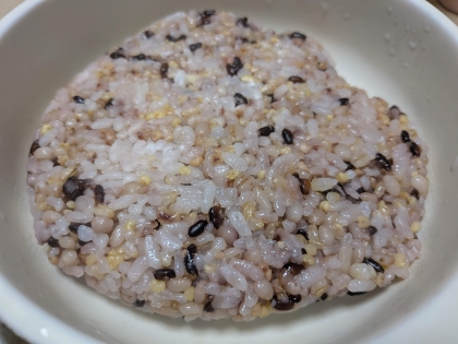 雑穀ごはんおにぎり 塩昆布おかか白ごま