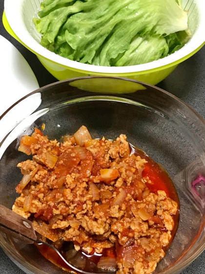 ひき肉と野菜のトマト煮込み　レタス包み