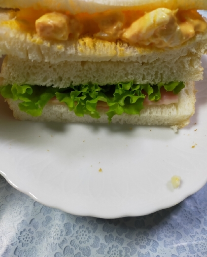 たまごとレタスハムのサンドイッチ