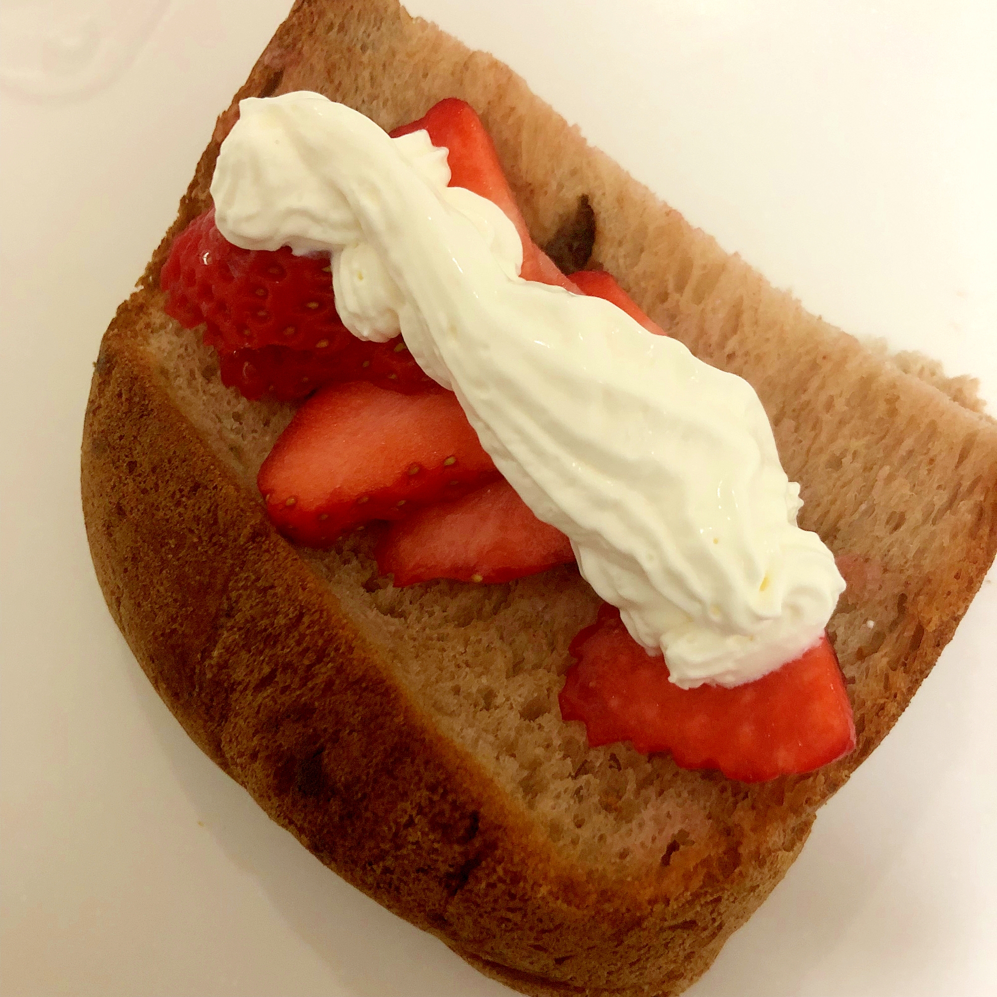 苺とホイップクリームのトースト☆彡