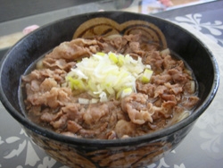 またまたうどんレシピ作りました♪アツアツの肉うどんで体も温まりましたよ♪おつゆに牛肉の旨みが出て美味しさもアップしました♪おつゆも飲んでしまいました（*^_^*