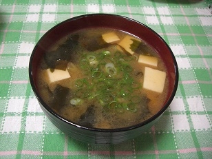 momotarou1234さん、こんにちは♪定番のお豆腐とわかめのお味噌汁美味しいね！
ご馳走様でした(^^)