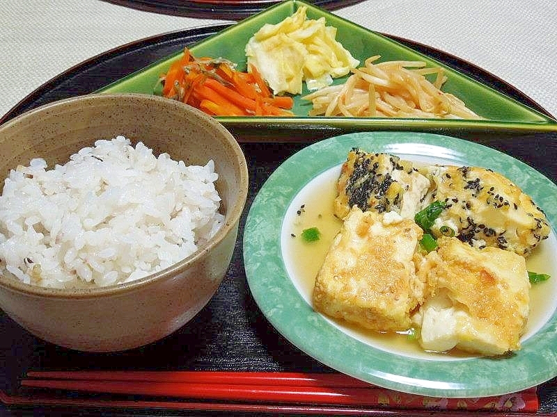 焼き麩入り衣の、ごま揚げ出し豆腐