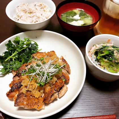 カイワレがあったので青ネギのかわりに乗せました。カリカリに焼いた鶏肉におろしポン酢！我が家の定番になりそうです。