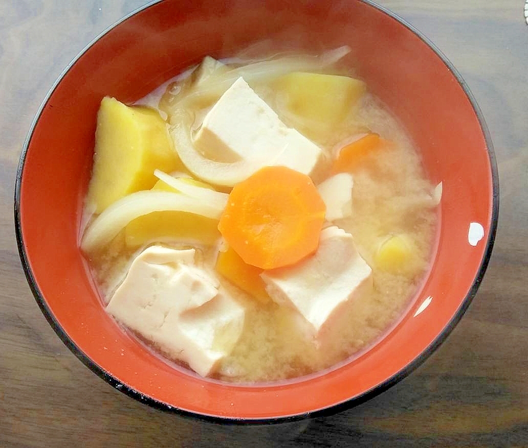 豆腐と安納芋と玉葱の味噌汁