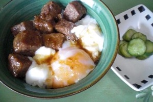 スタミナ丼！　「サイコロステーキどんぶり」　　♪♪