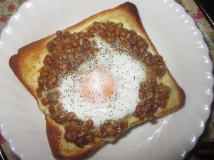 納豆トーストの目玉焼き入り