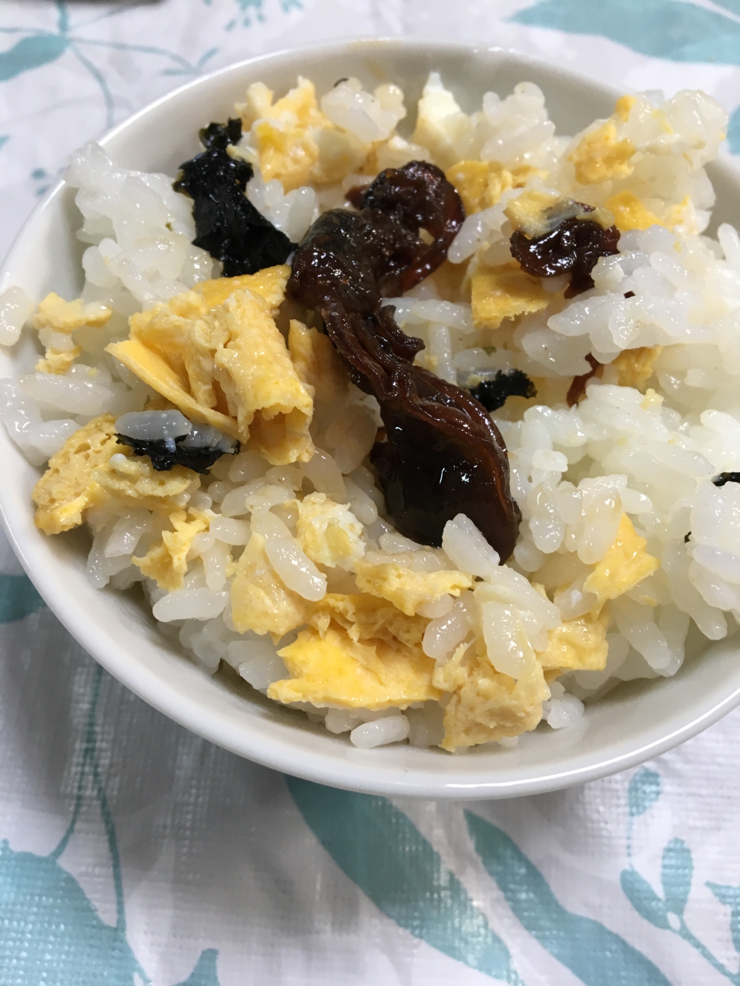 牡蠣の佃煮と卵と味付け海苔の混ぜご飯(*^^*)☆