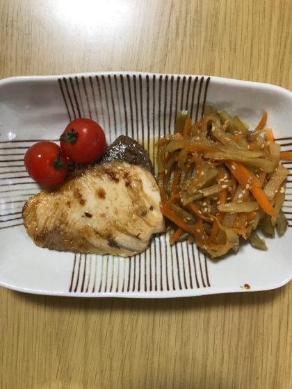 初めてヤーコンを食べました。
シャキシャキ感とほのかな甘みが味わえ、
大根や梨に近いお味ですね。クセになる
食感で、とても美味しかったです。