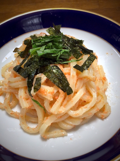 万能ねぎではなく大葉をのせました。いつもはパスタで作りますが、麺がモッチモチでとっても美味しかったです！レンジで時短になりますし、何より後片付けが楽！最高です！