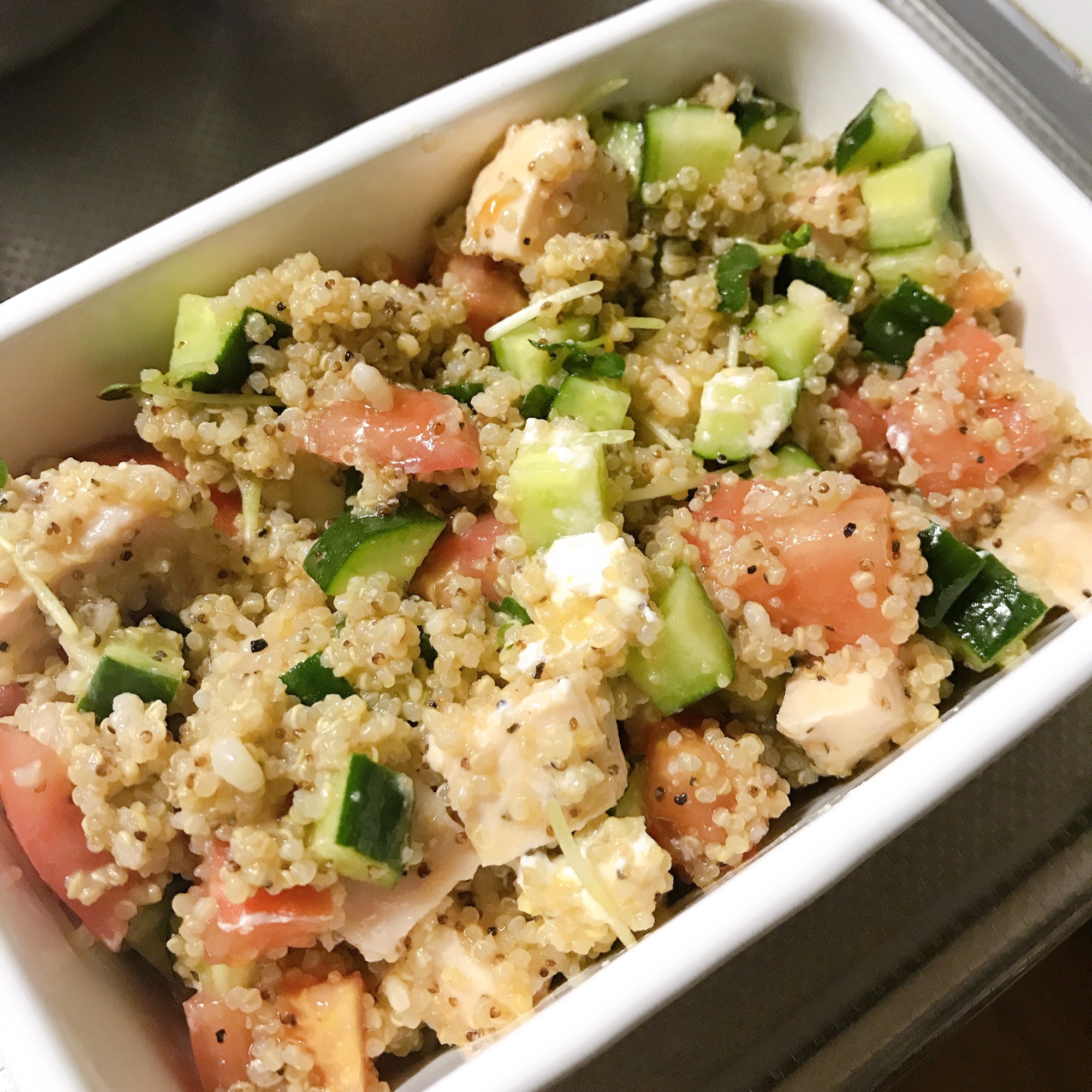 サラダチキンとキヌアの野菜サラダ