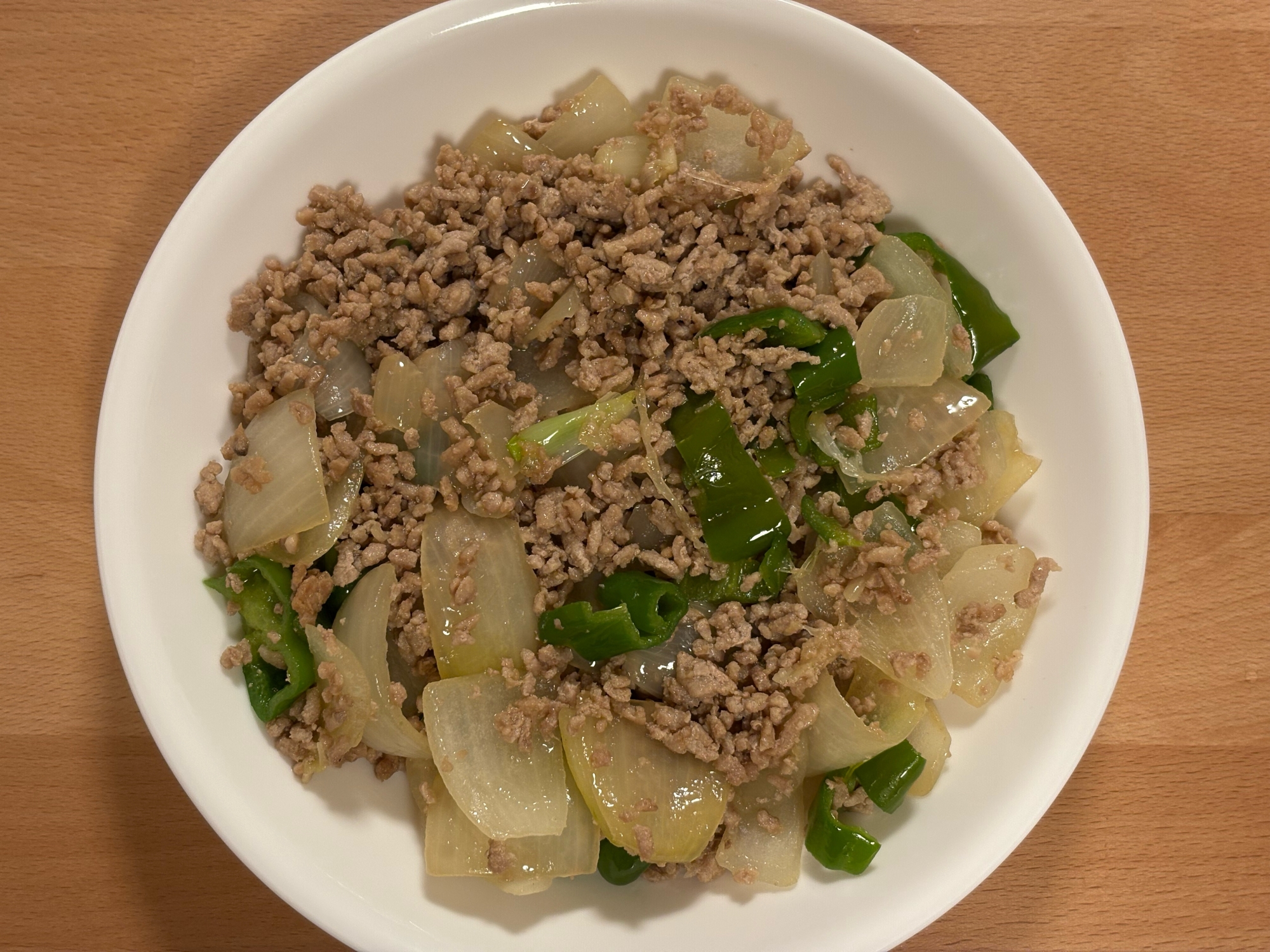 豚ひき肉と玉ねぎとピーマンの野菜炒め