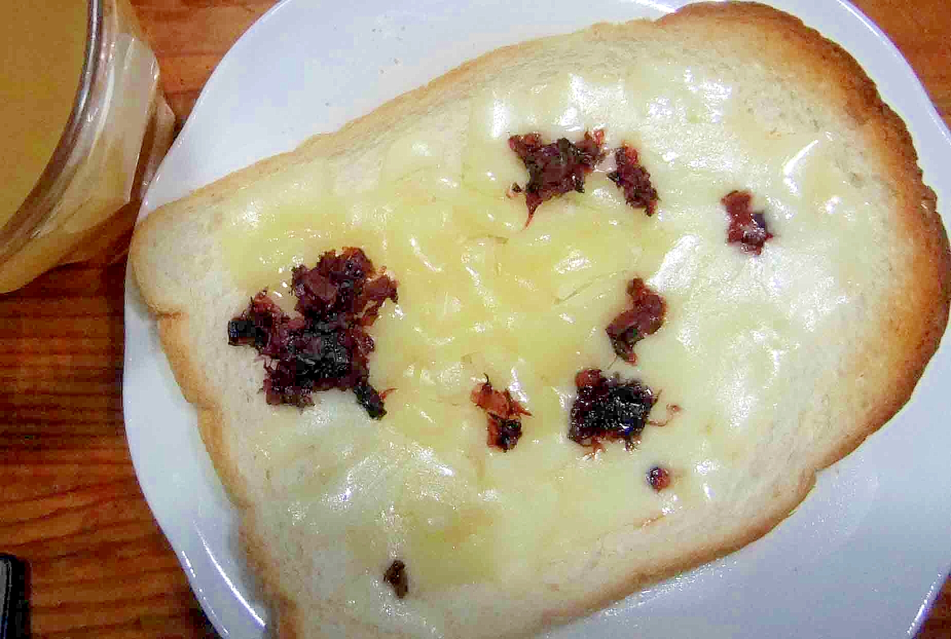 梅カツオとチーズのトースト