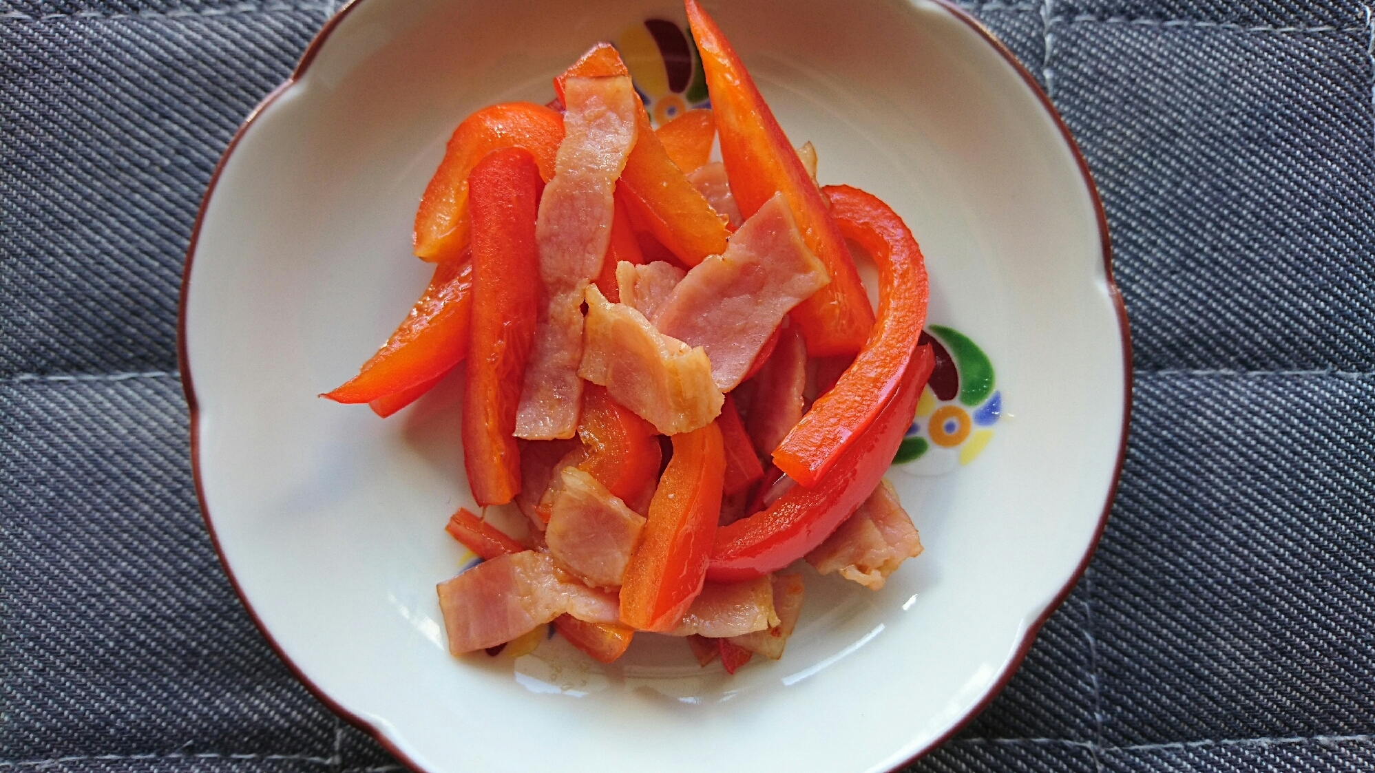 お弁当5分で簡単 パプリカとベーコンのコンソメ炒め レシピ 作り方 By まきっぺぺぺ 楽天レシピ お弁当5分で簡単 パプリカとベーコンのコンソメ炒め レシピ 作り方 By まきっぺぺぺ 楽天レシピ