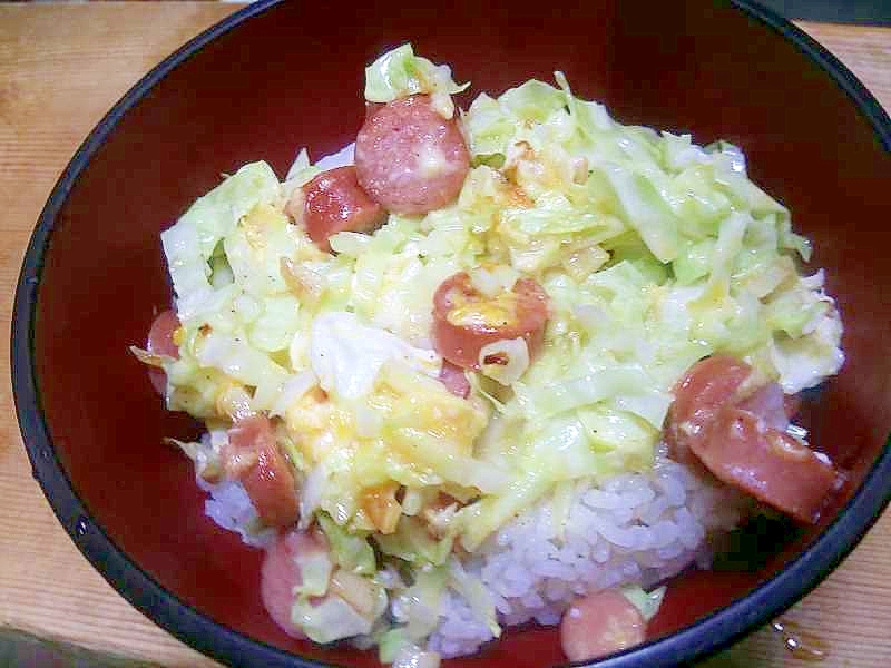 キャベツウインナ卵炒め丼